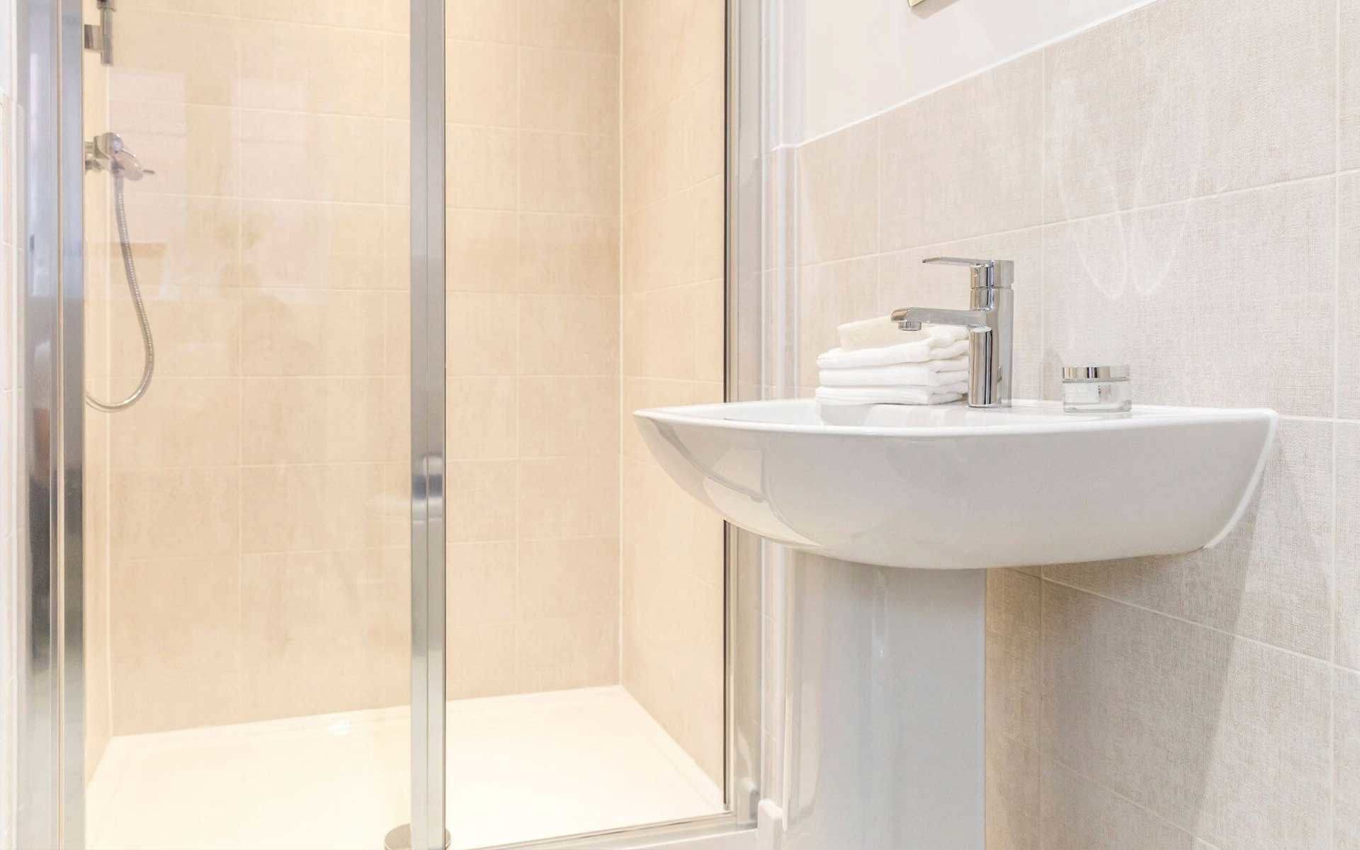 Hawthorn Grove Barberry Bedroom1 Ensuite(1)