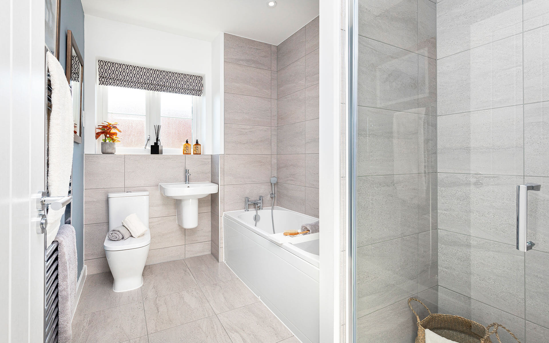 OHS The Hedgerows Rowan Bathroom1