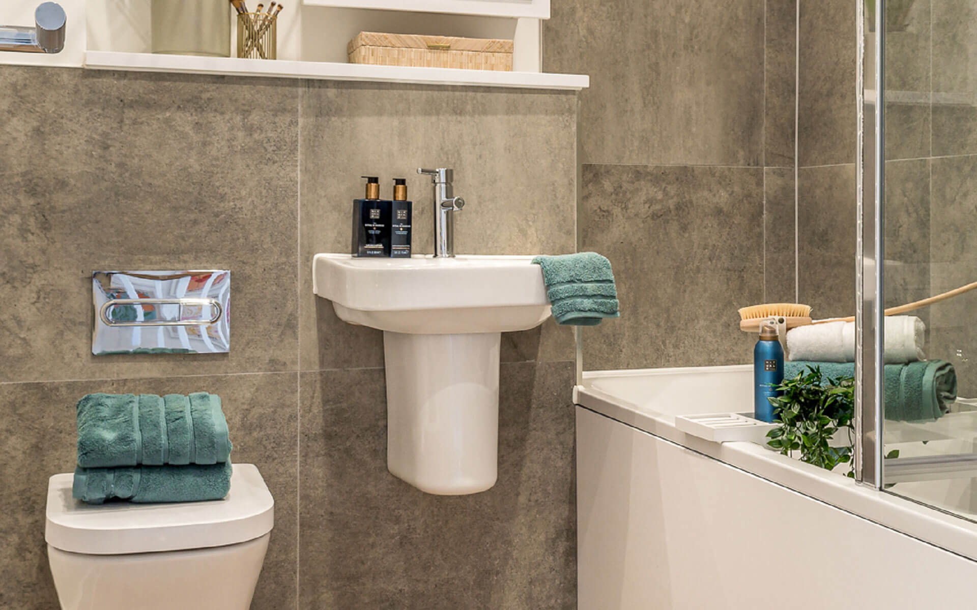 Foal Hurst Green Iris Bathroom