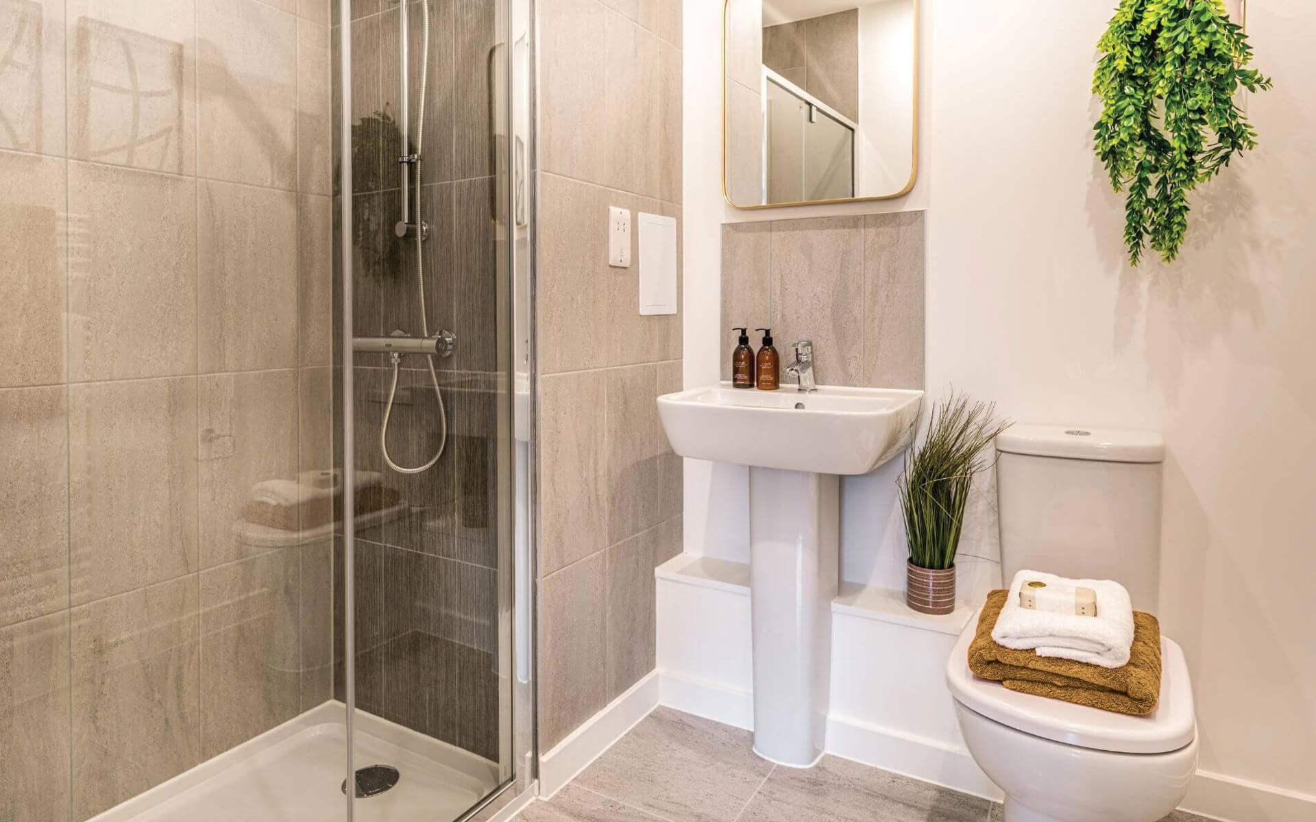 Frederick-Gardens_Aylmer_Ensuite.jpg