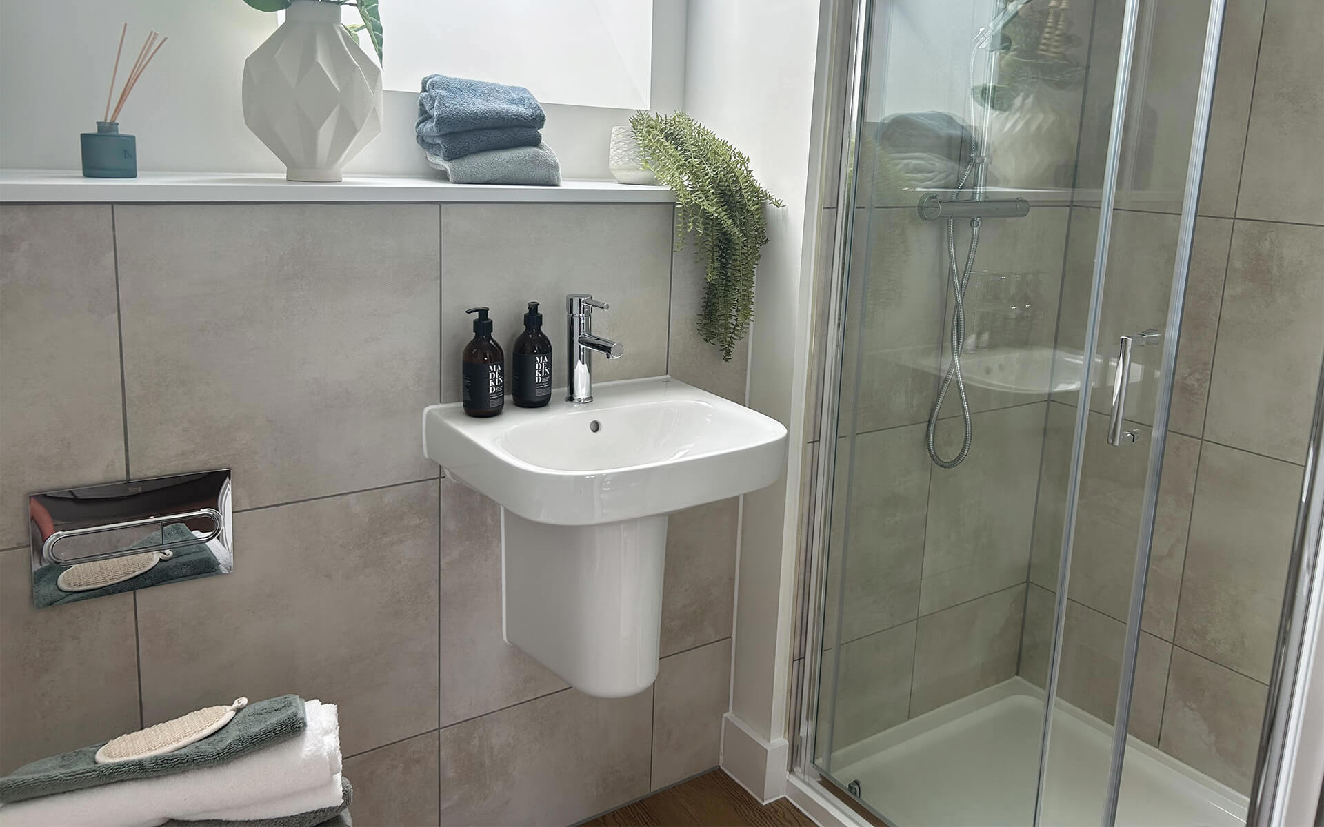 Rosewood Chestnut Ensuite